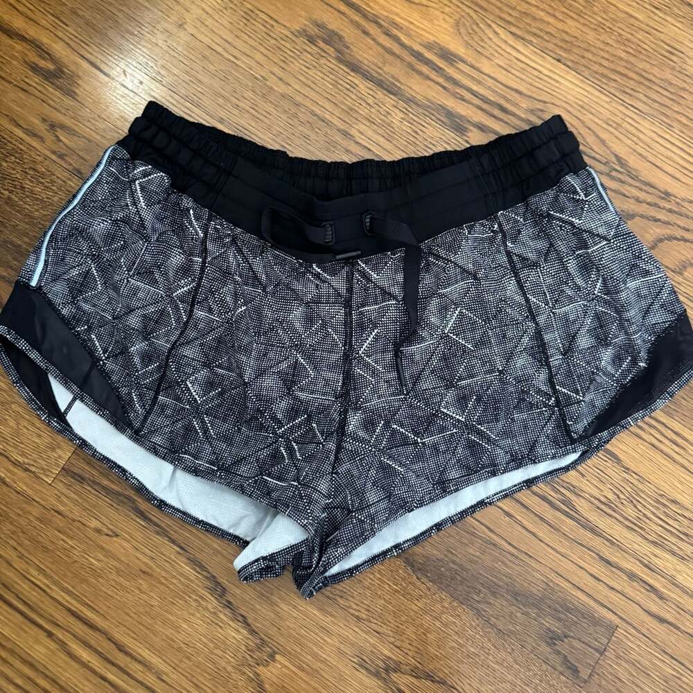 Lululemon Hotty Hot Short Size 12 Reg Formation Alpine Black White